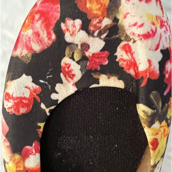Beautiful pink &black floral print Reebok fabric shoes Very comfortable size 9 - Picture 3 of 3